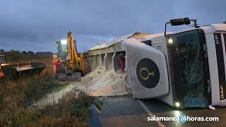 Vuelca un camión en la carretera de Vitigudino [upl. by Jabon]