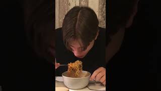 Testar världens starkaste nudlar🍜🌶️ challange humor video mat spicy nudlar [upl. by Annelise560]