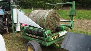 Ballen wickeln mit McHale Rundballenwickler und New Holland Traktor Round Bale Wrapper in action [upl. by Ynnahc]