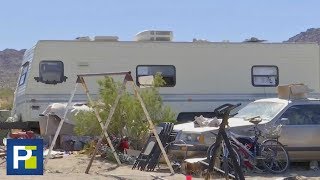 En una caja de madera y rodeados de basura así vivían tres niños en un área desértica de California [upl. by Enyt805]