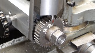 GEAR CUTTING on the ATLAS LATHE pt1 841 tubalcain craftsman [upl. by Yeca]