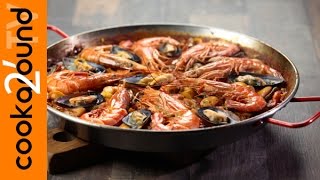 Paella de mariscos  Ricette cucina spagnola [upl. by Ingunna]