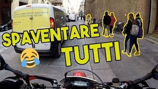 SPAVENTARE LE PERSONE IN CENTRO [upl. by Bouton]