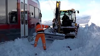 Wintereinbruch in der Slowakei legt Bahnverkehr lahm [upl. by Toney]