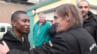 Haagse Sjonnie ontmoet Eljero Elia bij opening Johan Cruijff Court in Molenwijk [upl. by Sublett]