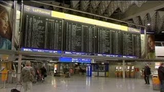 200 controladores de tierra mantienen en jaque al aeropuerto de Francfort [upl. by Ahsatniuq107]