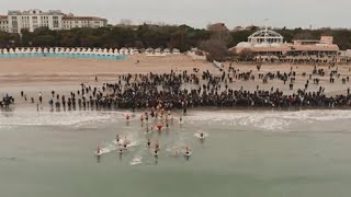 Lido di Venezia lo spettacolare Capodanno degli ibernisti [upl. by Ailemor560]