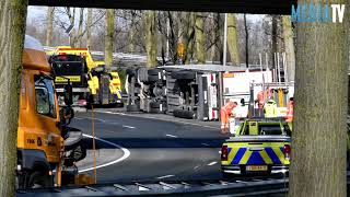 Vrachtwagen met sperziebonen kantelt in bocht A15 Ridderkerk [upl. by Malet]