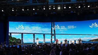 Jusquà 7 000 participants et près de 260 accords signés lors du Forum économique oriental en Russie [upl. by Aivatnuhs458]