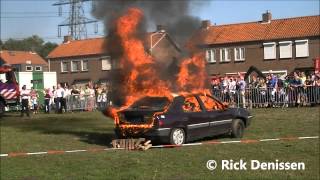 Brandweer Oirschot blust een autobrand met schuim tijdens de Open dag bij Brandweer Oirschot 2012 [upl. by Yrrol832]