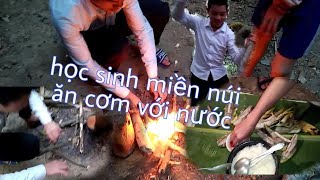 Học sinh vùng miền núi học sinh nghèo ăn cơm với mang 2019 [upl. by Nek609]