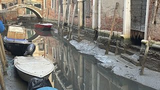 No Comment  Venecia con los canales secos y sus góndolas varadas en el fango [upl. by Nawoj]