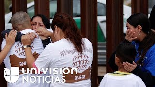 El momento en que la frontera entre México y EEUU se abre para que familiares se abracen [upl. by Suivatram]