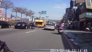 行車紀錄器垃圾車廚餘桶未繫好掉落路中央 Car Recoder Garbage Truck Drops A Bin [upl. by Nylirac]