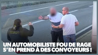 Hors de lui cet automobiliste s’en prend à des convoyeurs   Camions XXL [upl. by Isaacs807]