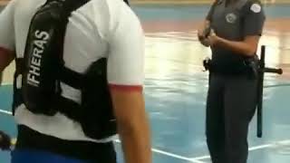 Lutador troca soco com Policia militar [upl. by Siroved]