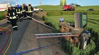 Verkehrsunfall bei Adorf Feuerwehr befreit 80jährigen Fahrer [upl. by Leile306]