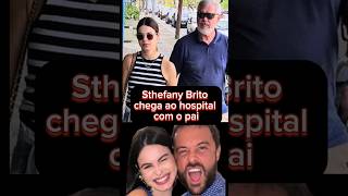 Atriz Sthefany Brito chega com o pai para visitar o irmão [upl. by Lienhard]