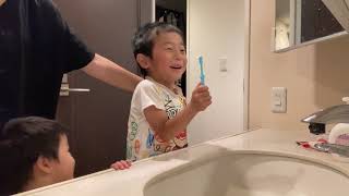 Let me show you my son’s toothbrush 4year old 4歳児の歯磨き、公開❣️ [upl. by Oilla]