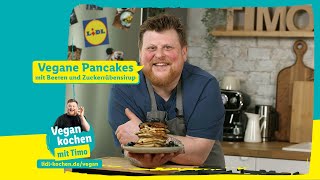 Das ultimative vegane Pancake Rezept mit Bananen amp Beeren  Vegan kochen mit Timo [upl. by Meeka]