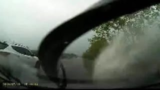 【閲覧注意】ハイドロプレーニング現象による事故の凄まじさ・・・・・Hydroplaning phenomenon accident [upl. by Hake]