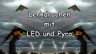 Lenkdrachen mit LEDs und Pyrotechnik in der Nacht [upl. by Eicam]