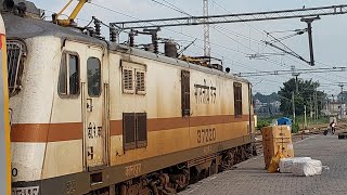 Indias Fastest Train GATIMAAN EXPRESS arrival at Agra Cantt  Gatimaan express Train  Gatimaan [upl. by Ainesy]