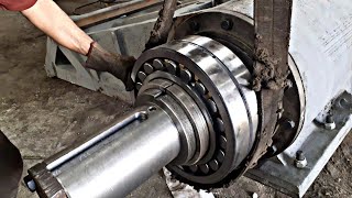 inserting a giant bearing for jaw crusher [upl. by Gonta]