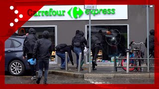 Milano corteo per Palestina azione contro supermercato Carrefour Vetri infranti e danni [upl. by Kimball]