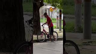 Broma bicicleta 🚵  prank bikes🤣😂 funny humor comedy viralvideo bromapesada funnyprank [upl. by Evelunn]