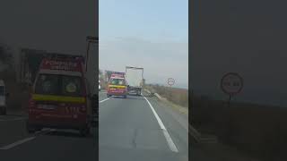 Ambulanta care nu poate depăşi un TIR  jud Cluj [upl. by Ahseetal100]