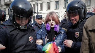 En Russie la communauté LGBTQ résiste comme elle peut à la répression de Moscou [upl. by Ettore]