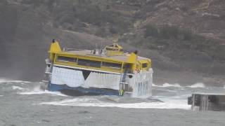 Barco con problemas para atracar en Canarias [upl. by Dill]