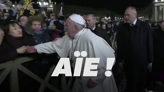 Le pape François perd son calme face au geste brusque dune fidèle [upl. by Afatsuom232]