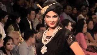 Konkana Sen walks for Amrapali at IIJW [upl. by Tessie220]