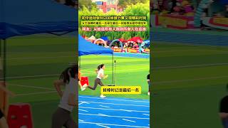 初中運動會4X200米接力賽又現精彩時刻女生接棒時最後一名卻在最後一刻極限反超奪得冠軍網友：從她追所有人跑到所有人在追她 [upl. by Hannahc]