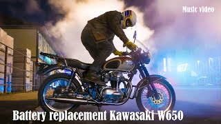 Battery replacement Kawasaki W650  Замена аккумулятора на Kawasaki W650 [upl. by Huttan]