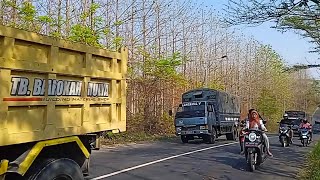 Di Antara Rombongan Truk ada Truk TNI Ambil Jalur Kanan [upl. by Zack]