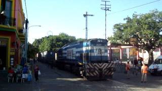 Ferrosur pasando por La Boca con locomotora 9051 [upl. by Toll]