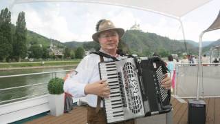 Japanische Gäste  Rhein  FlussKreuzfahrtschiff quotMS AMADEUS SILVERquot [upl. by Eninnej393]