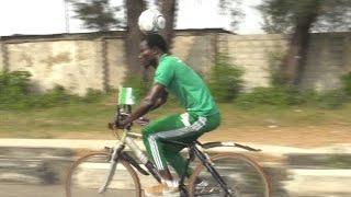 Nigerianer radelt 103 Kilometer mit Fußball auf dem Kopf [upl. by Mieka]