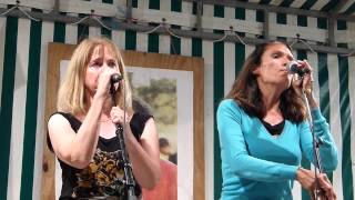 Plinn ton double  par Oona et Kristin  fest noz Carnac 24082013 [upl. by Riedel]