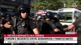 Protocolo antipiquetes en el Congreso tensión e incidentes entre Gendarmería y manifestantes [upl. by Aala]