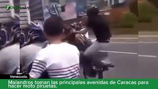 Malandros toman las principales avenidas de Caracas para hacer moto piruetas [upl. by Lledyr]