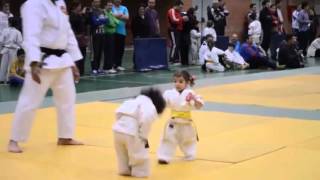 VIDEO GRACIOSO DE PELEA DE ÑINAS EN KARATE [upl. by Anerev]