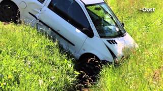 Auto belandt in sloot bij ongeluk in Oldenzaal [upl. by Luttrell]