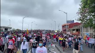 🚨Barranquilla miles de personas salen a las calles a exigir el hundimiento de la Reforma Tributaria😎 [upl. by Gnok]