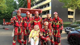 Wegen AufzugSanierung holt Feuerwehr Reutlingen 83jährige Rollstuhlfahrerin aus dem 8 Stock [upl. by Hambley]