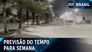 Ondas de até 3 metros invadem calçadão da Praia do Leblon zona sul do Rio  SBT Brasil 010724 [upl. by Ruella899]