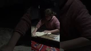 Ahora es el turno de mi nieta  preparando tortillas de rescoldo 1 [upl. by Hymen]